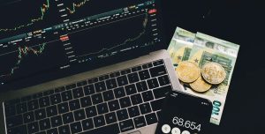 Чому курс реагує раніше за новини